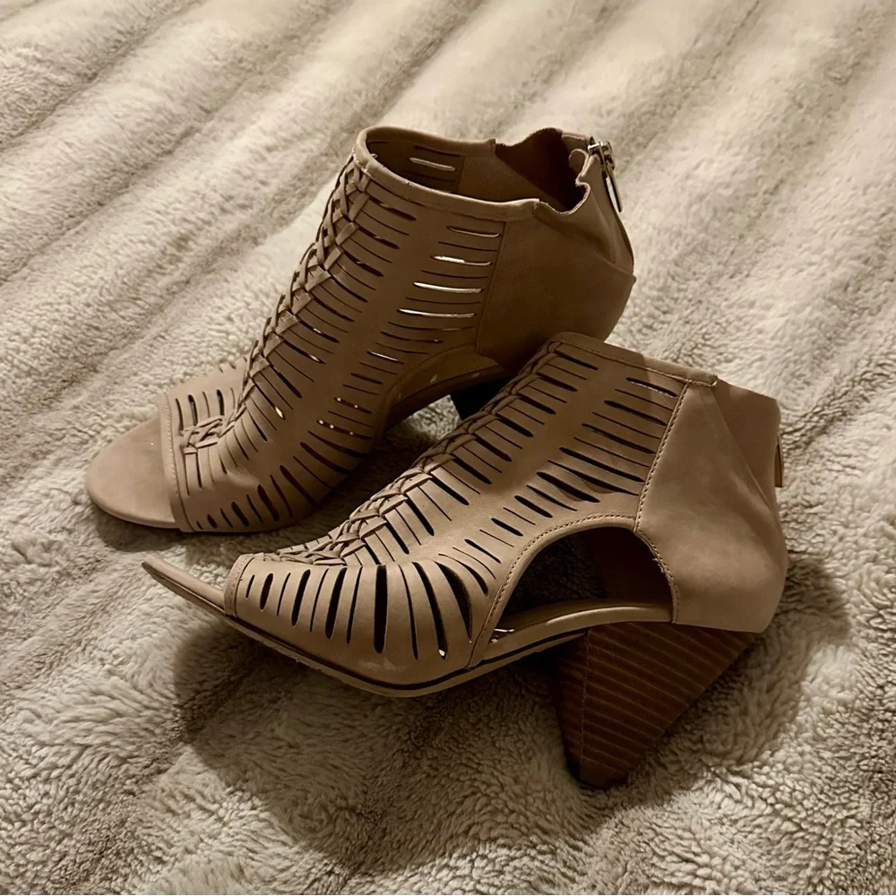 Vince Camuto Beige Woven Heels Booties size 10 - Picture 2 of 4